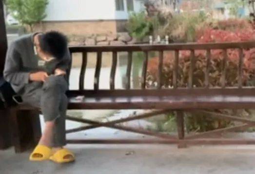 海宁警员公园散步看到一双黄色拖鞋……就是他！