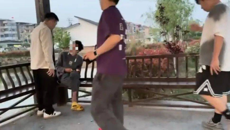 海宁警员公园散步看到一双黄色拖鞋……就是他！